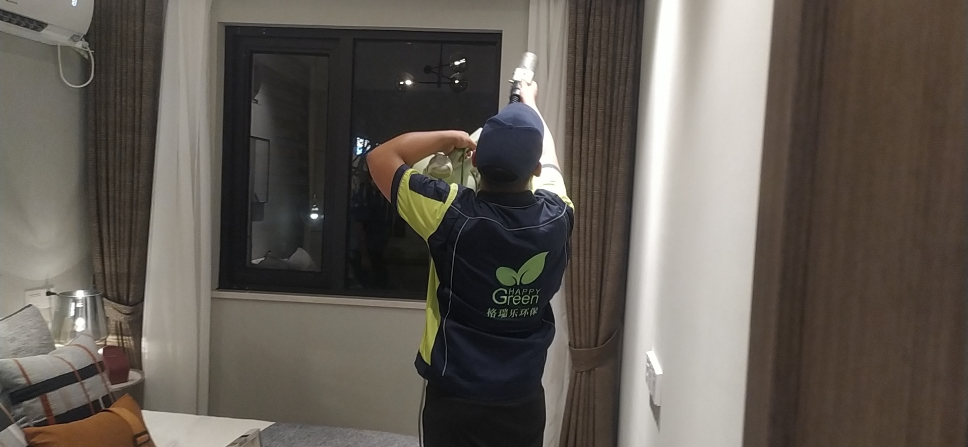 第2招 | 針對空間死角，360°撲殺游離甲醛；隨后使用“綠快”強(qiáng)效空氣凈化劑，借助專業(yè)造霧設(shè)備，把藥劑分子打散成1μm-5μm的微顆粒，不論層高有多高藥劑無法噴到，不論空間有多大，都能完成室內(nèi)環(huán)境360°無死角撲殺隱藏的甲醛、甲苯、TVOCs等污染物。